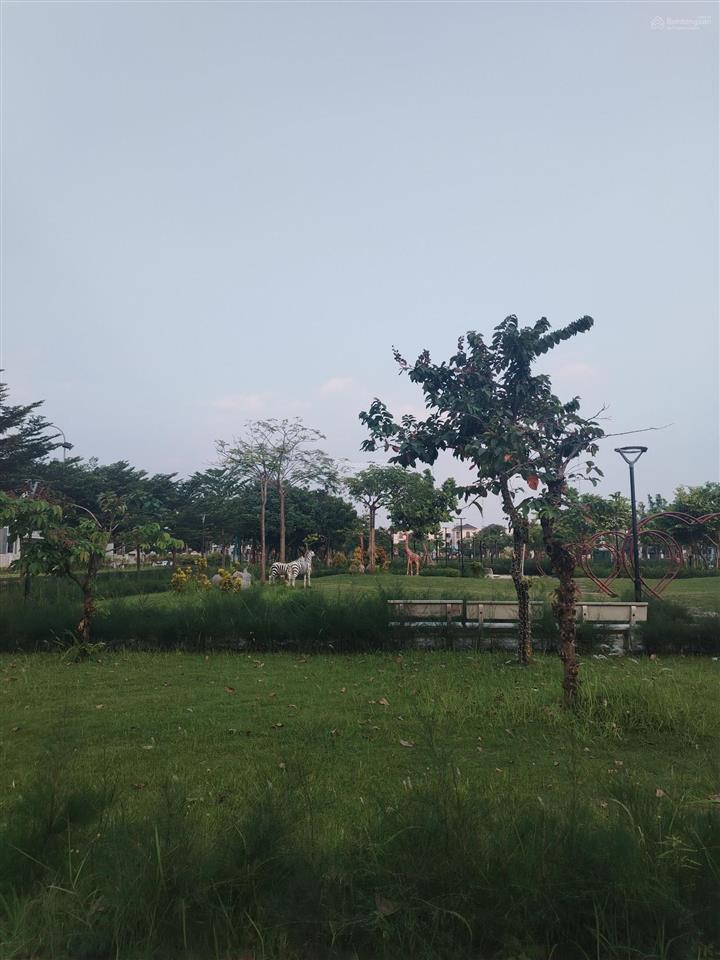 Hiếm có 1 căn áp góc view công viên 90m, mặt tiền 6m, 8,x tỷ. kinh doanh cực tốt, để ở cực thoáng.