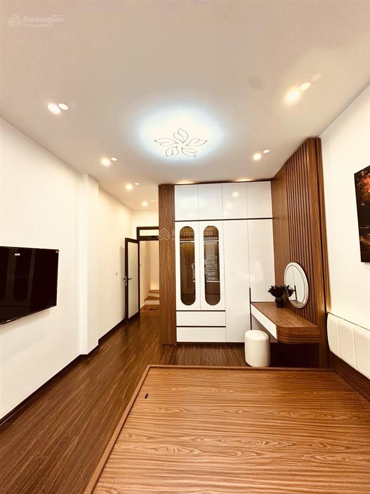 Nhà xinh phố lạc long quân, ngõ nông , full nt, 20m ra phố ,sân xe , 2 thoáng , dân xây