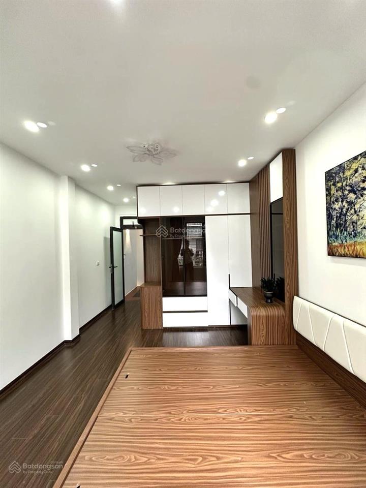 Nhà xinh phố lạc long quân, ngõ nông , full nt, 20m ra phố ,sân xe , 2 thoáng , dân xây
