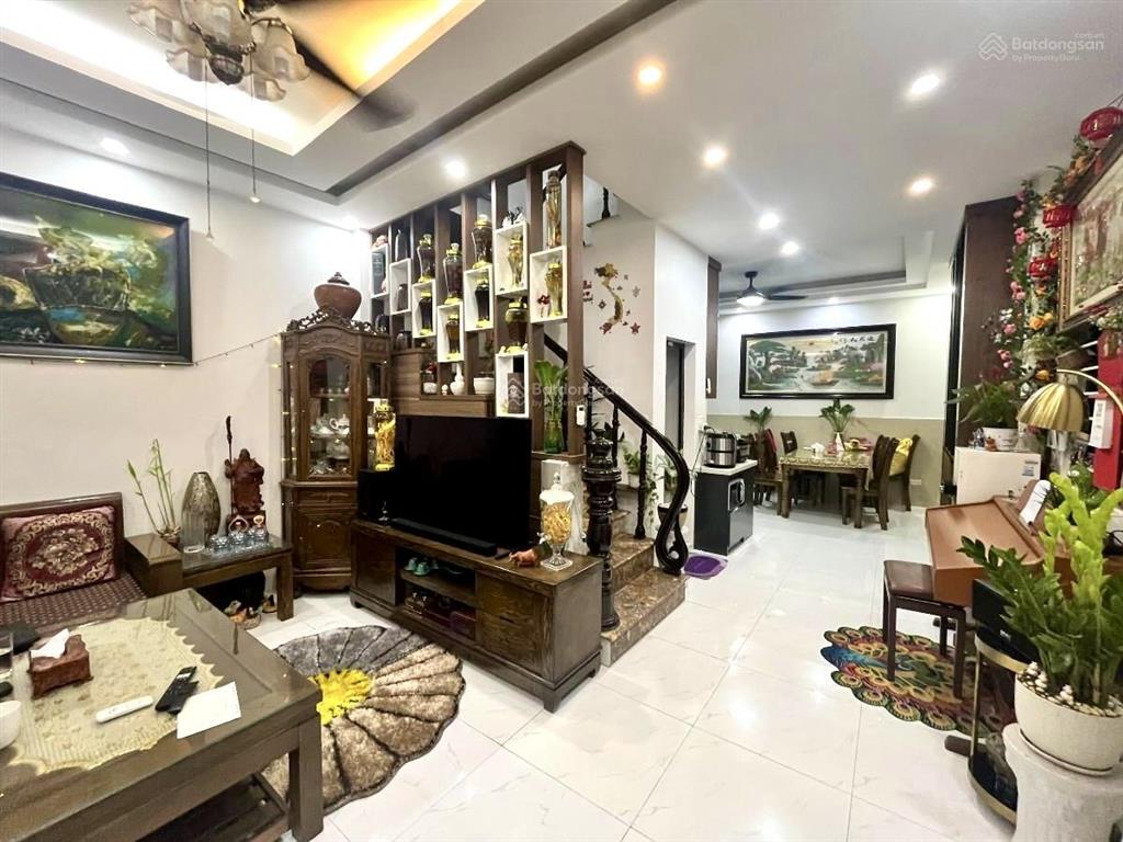 Nguyễn công hoan , lô góc 3 mặt, thoáng sáng , ngõ thông , sát phố, mới đẹp, sân xe , dân xây