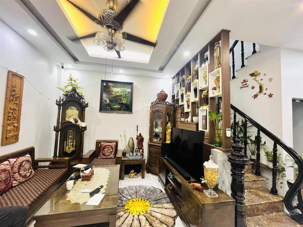 Nguyễn công hoan , lô góc 3 mặt, thoáng sáng , ngõ thông , sát phố, mới đẹp, sân xe , dân xây