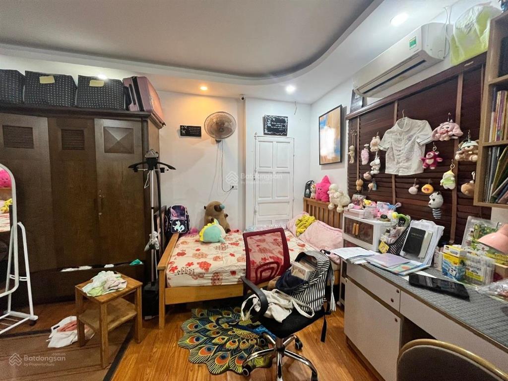 Nguyễn công hoan , lô góc 3 mặt, thoáng sáng , ngõ thông , sát phố, mới đẹp, sân xe , dân xây