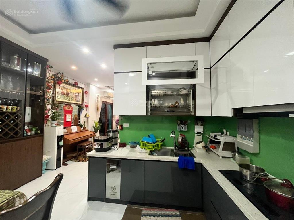 Nguyễn công hoan , lô góc 3 mặt, thoáng sáng , ngõ thông , sát phố, mới đẹp, sân xe , dân xây