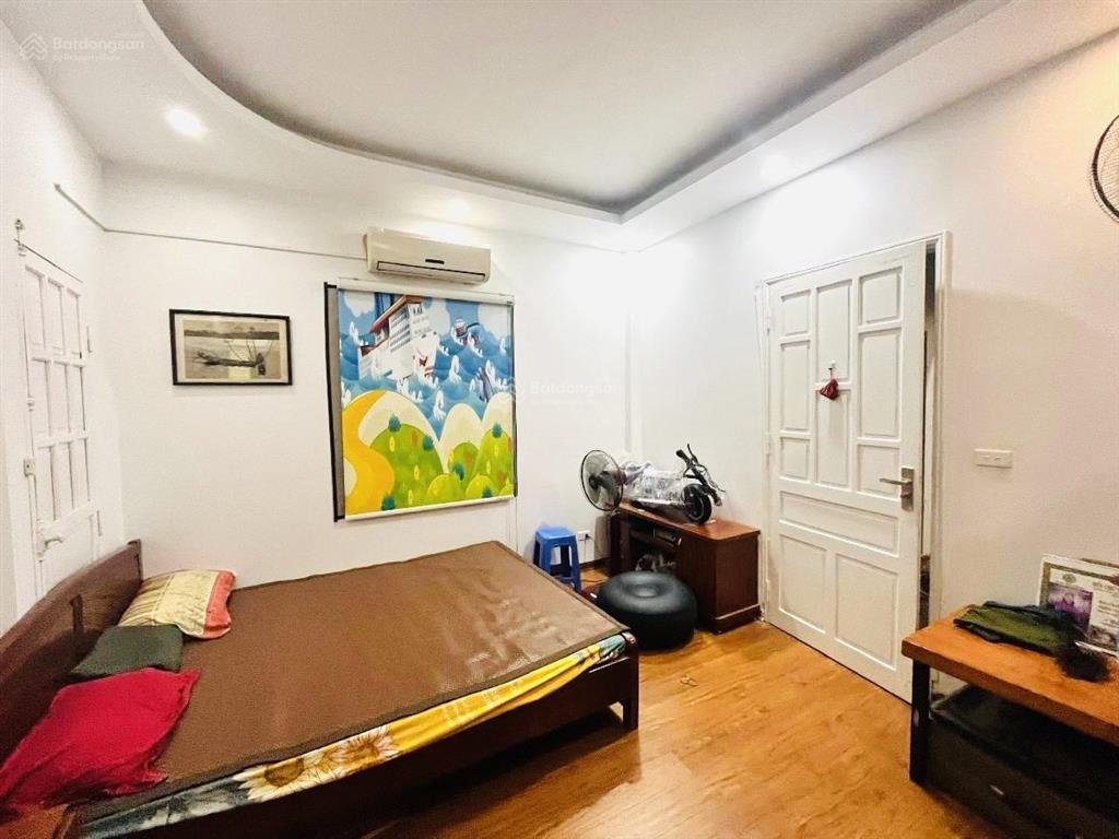Nguyễn công hoan , lô góc 3 mặt, thoáng sáng , ngõ thông , sát phố, mới đẹp, sân xe , dân xây
