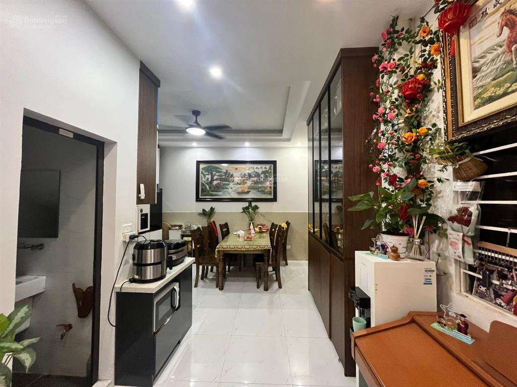 Nguyễn công hoan , lô góc 3 mặt, thoáng sáng , ngõ thông , sát phố, mới đẹp, sân xe , dân xây