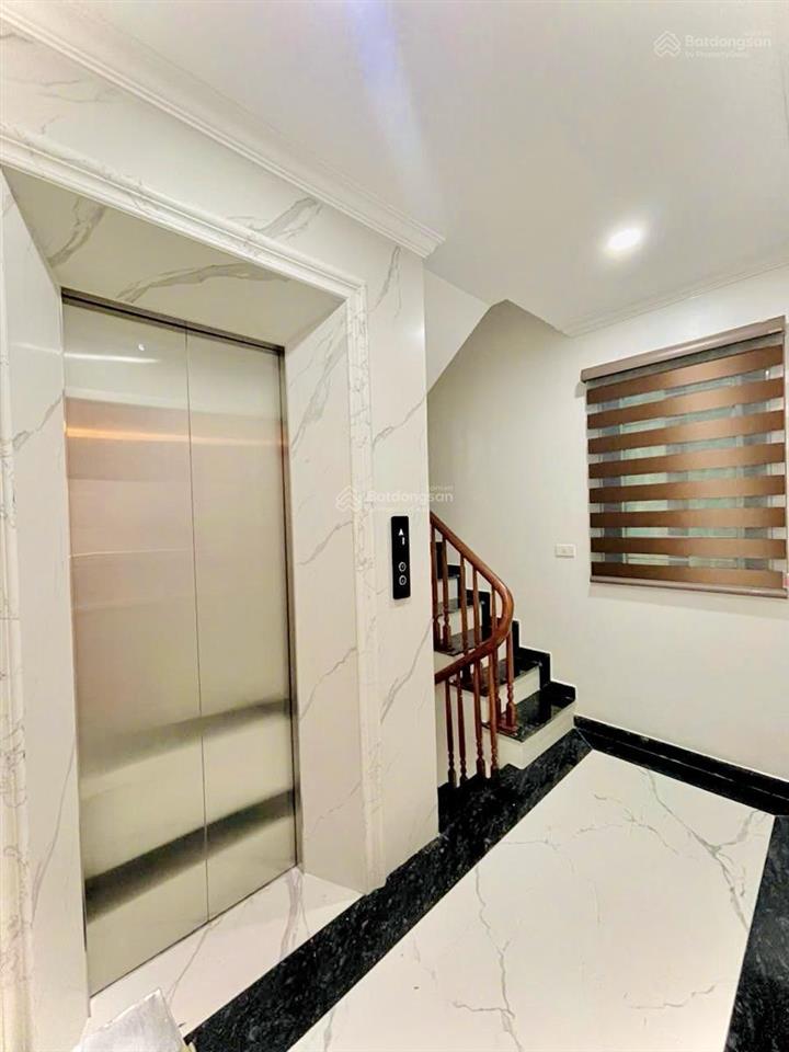 Nguyễn công hoan , 2 mặt thoáng sáng, thang máy , 15m ra ô tô , dân xây kcbt , sân xe , full nt !