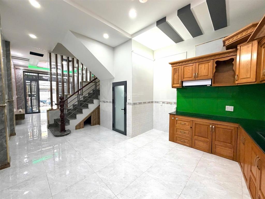 Hot, bán gấp nhà đẹp 4 tầng chiến lược btân, 60m2, hẻm xe hơi thông, chỉ hơn 5 tỷ.