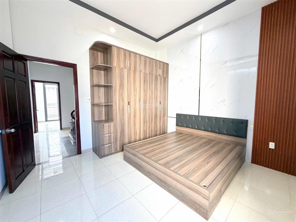 Hot, bán gấp nhà đẹp 4 tầng chiến lược btân, 60m2, hẻm xe hơi thông, chỉ hơn 5 tỷ.