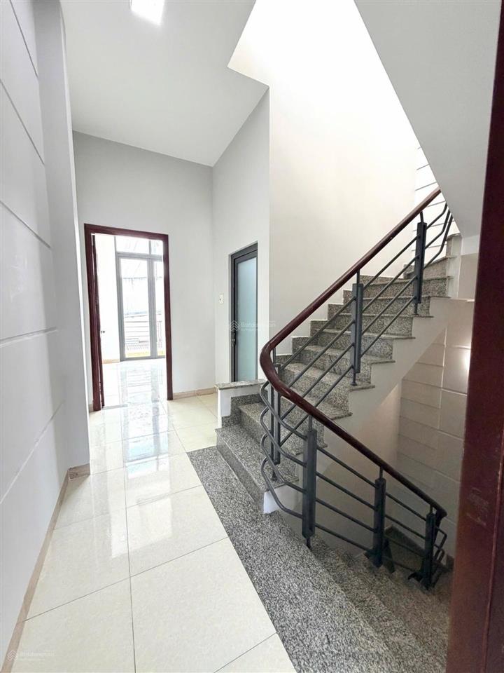 Hot, bán gấp nhà đẹp 4 tầng chiến lược btân, 60m2, hẻm xe hơi thông, chỉ hơn 5 tỷ.