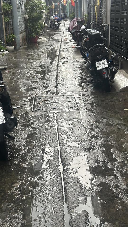Bán gấp nhà riêng lê văn quới 49m2, 2 tầng đúc thật, cách mặt tiền 1 căn hẻm xe hơi đỗ cửa 4tỷ1