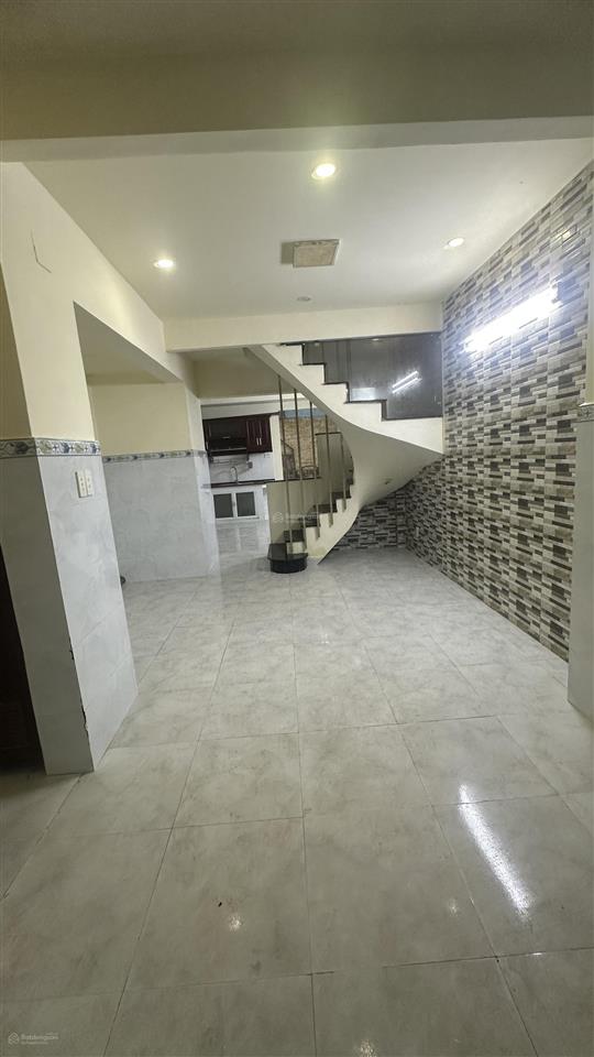 Bán gấp nhà riêng lê văn quới 49m2, 2 tầng đúc thật, cách mặt tiền 1 căn hẻm xe hơi đỗ cửa 4tỷ1