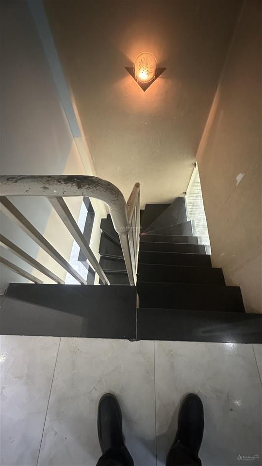Bán gấp nhà riêng lê văn quới 49m2, 2 tầng đúc thật, cách mặt tiền 1 căn hẻm xe hơi đỗ cửa 4tỷ1