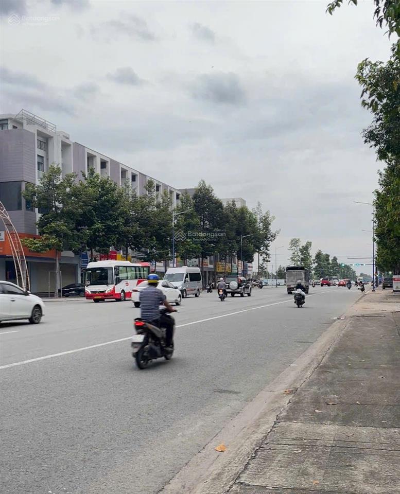 Bàn nhà phố 1 trệt 2 lầu trung tâm tp mới bình dương, diện tích 5x24, giá 4 tỷ 360 triệu