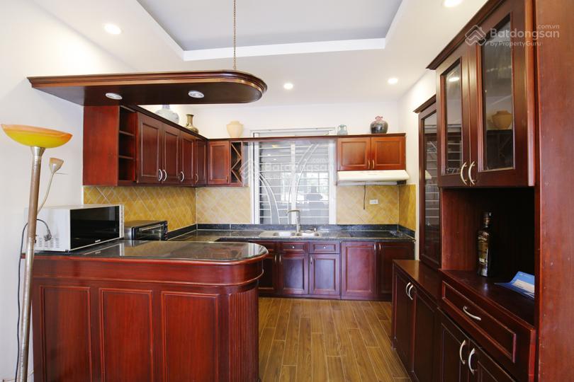 Cho thuê nhà riêng 3pn tại tứ liên, có gara ô tô và sân trước