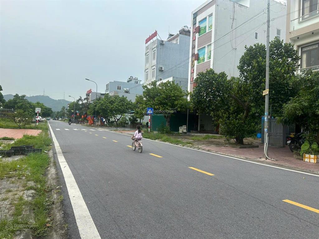 Đất nằm ở lõi đô thị hòa lạc, sát khu tđc vai réo, dân cư đông đúc, nhu cầu thật, gần đhqg, metro