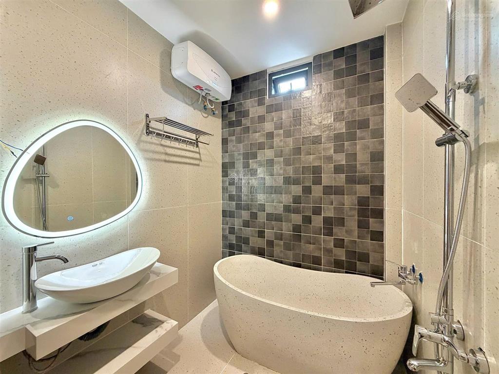 Cho thuê nhà 3,5 tầng mới tinh view biển nguyễn tất thành bãi tắm trước mặt.  sớm có ưu đãi