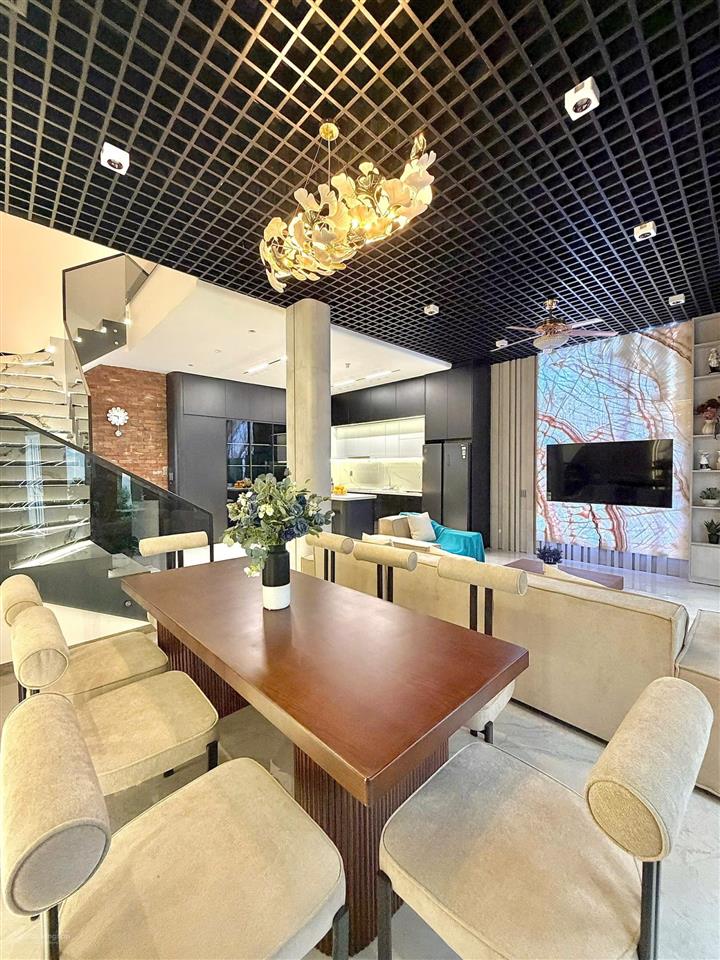 Cho thuê nhà 3,5 tầng mới tinh view biển nguyễn tất thành bãi tắm trước mặt.  sớm có ưu đãi