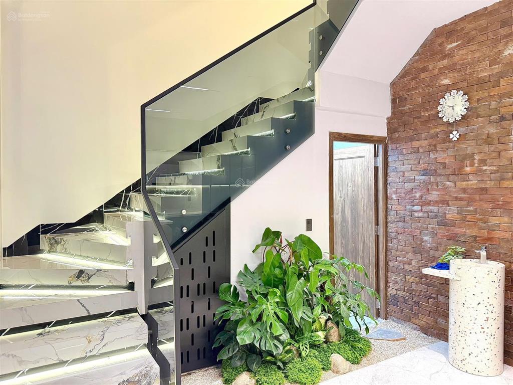 Cho thuê nhà 3,5 tầng mới tinh view biển nguyễn tất thành bãi tắm trước mặt.  sớm có ưu đãi