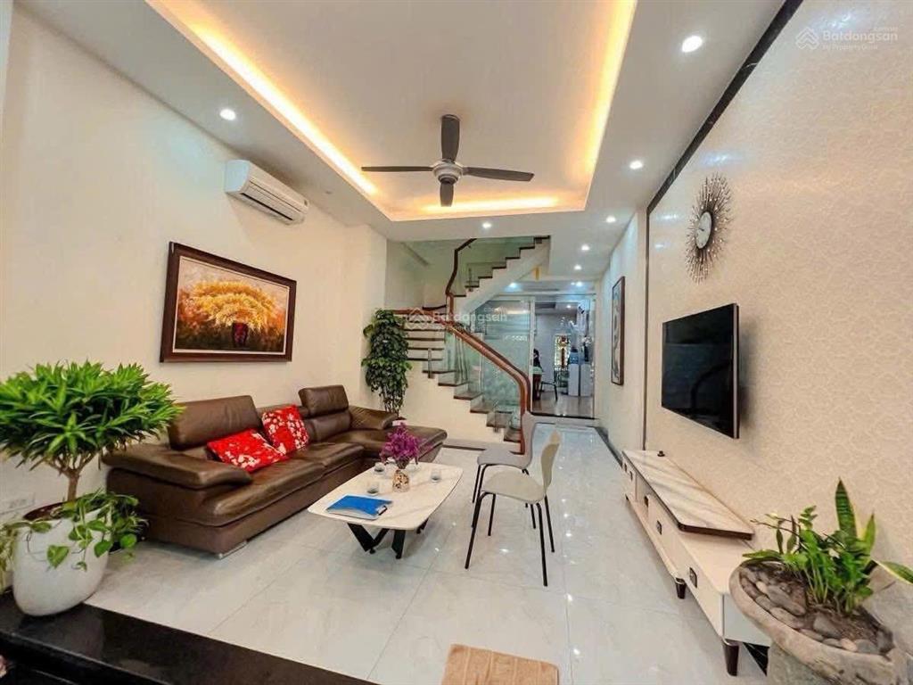 Bán nhà chính chủ phố hoàng cầu  55m 5 tầng giá chào 12 tỷ có thương lượng  ngõ ô tô  hai thoáng