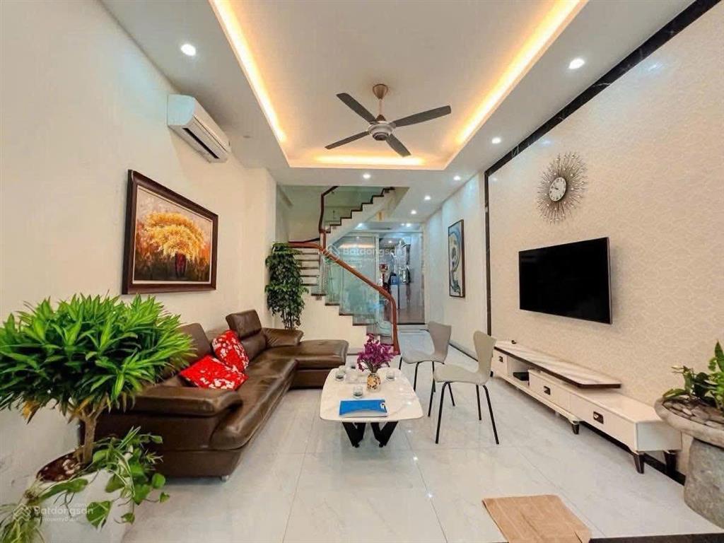 Bán nhà chính chủ phố hoàng cầu  55m 5 tầng giá chào 12 tỷ có thương lượng  ngõ ô tô  hai thoáng