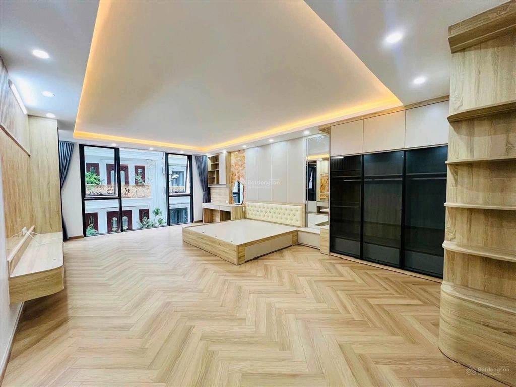 Bán gấp nhà khu hoàng cầu 65m, gần quận uỷ đống đa hai mặt thoáng  ngõ ô tô 7 tầng xây mới .