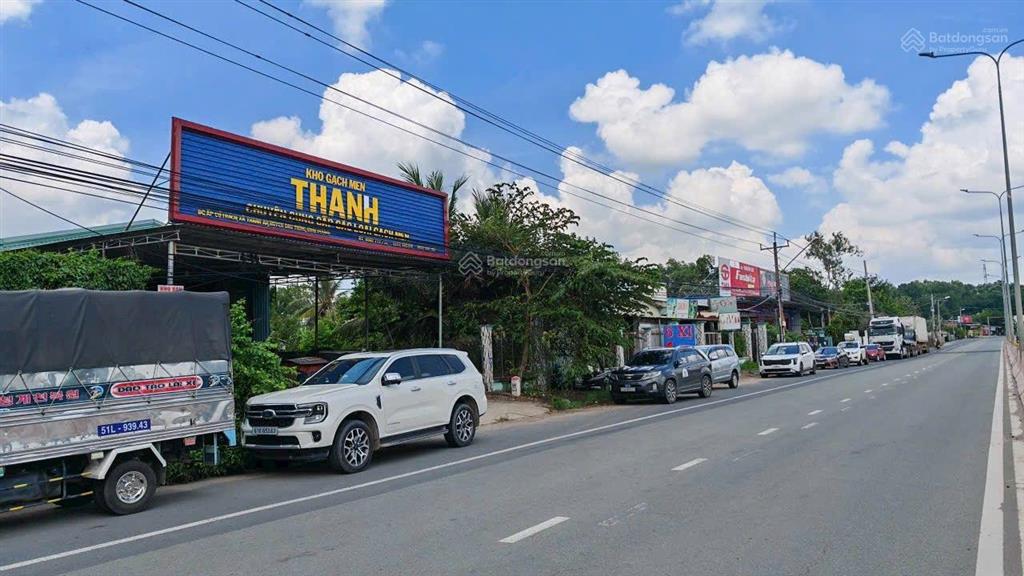 Bán mặt bằng mặt tiền đường dt 744