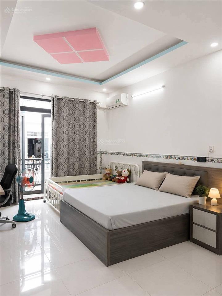 Hẻm xe hơi vào nhà  ngay chợ phạm văn bạch  4 tầng  4.2*20m  vuông đẹp  nhà xây ở cứng cáp