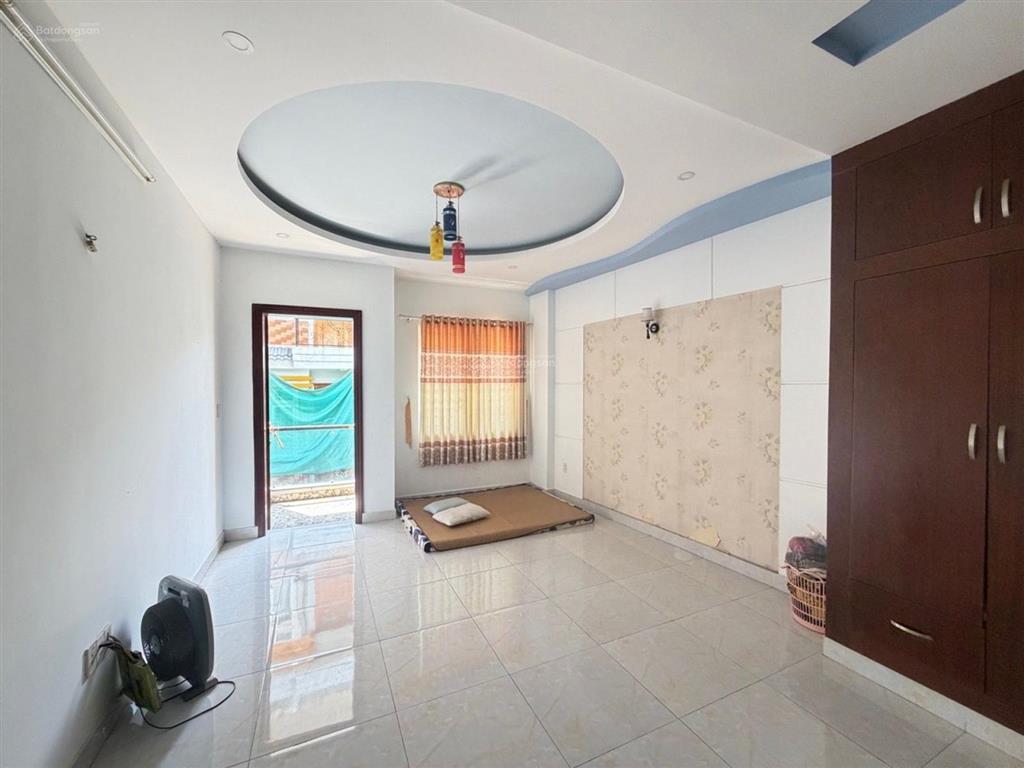 Bán nhà phạm văn bạch, tân bình, 4,2*15m, 3 tầng, 4 phòng ngủ, chỉ 20m ra mặt tiền, ga metro