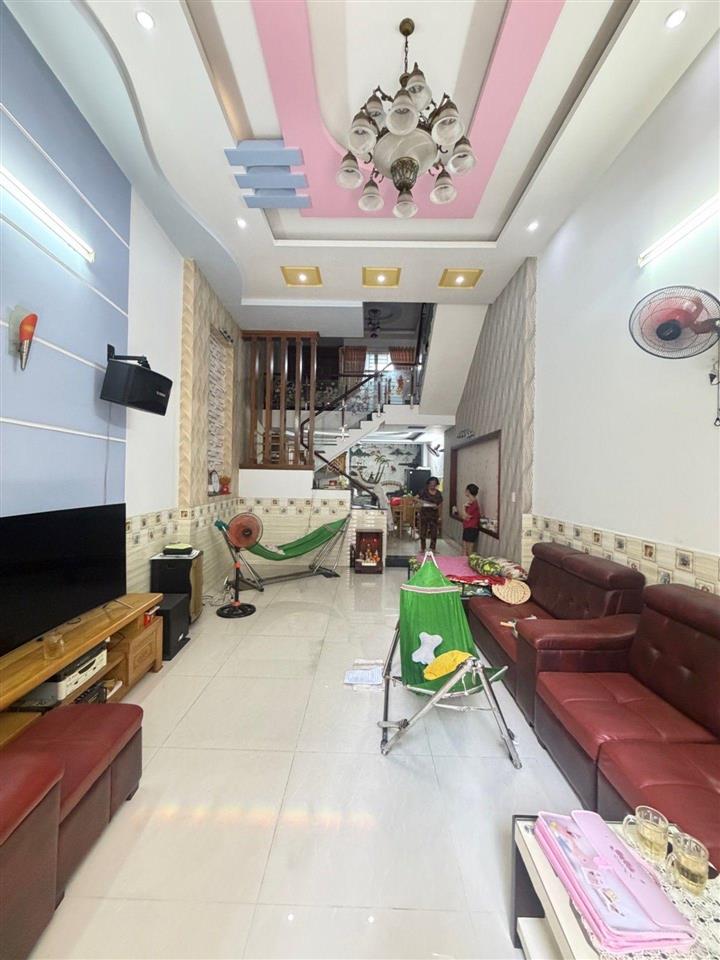 Bán nhà phạm văn bạch, tân bình, 4,2*15m, 3 tầng, 4 phòng ngủ, chỉ 20m ra mặt tiền, ga metro