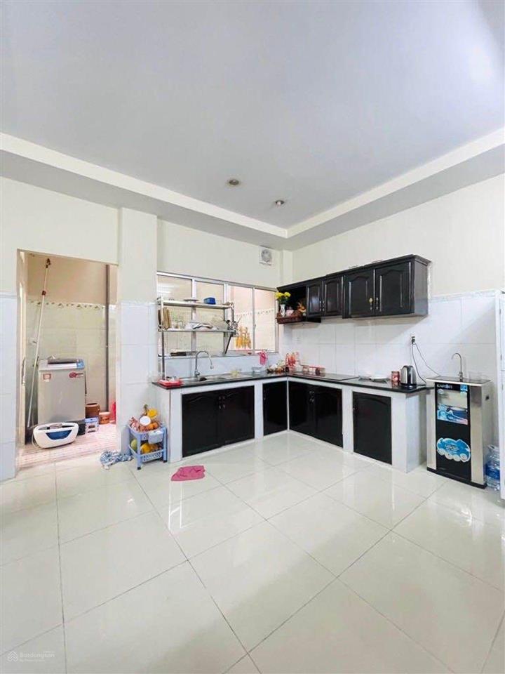 Bán nhà phạm văn bạch, 5.2x18m, 3 tầng, hẻm xe oto, vài bước ra chợ, 100m2 chỉ hơn 8 tỷ