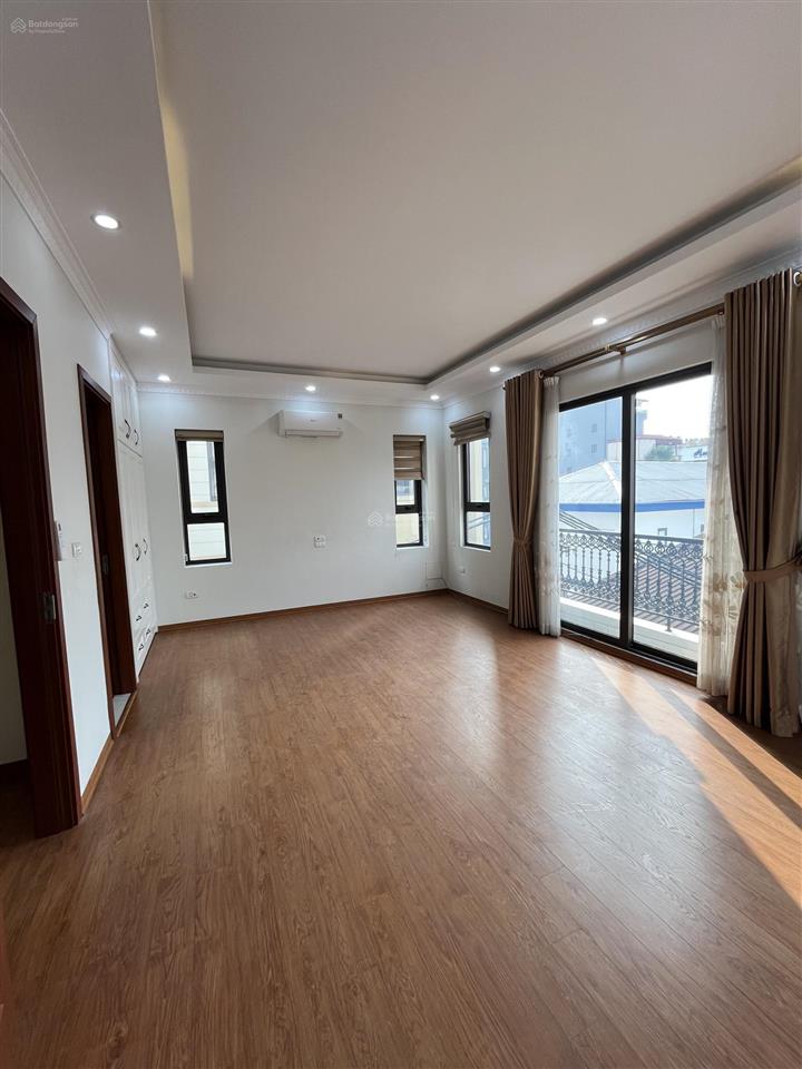 Nhà mới ở ngay 30m2 5 tầng tại trung tâm long biên chỉ hơn 6tỷ