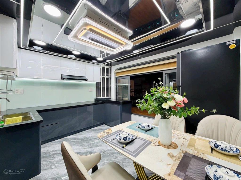 Chủ nhà chuẩn bị định cư nên cần bán gấp căn đường số 9, quận 7, ngay mặt tiền đường, giá chỉ 4 tỷ