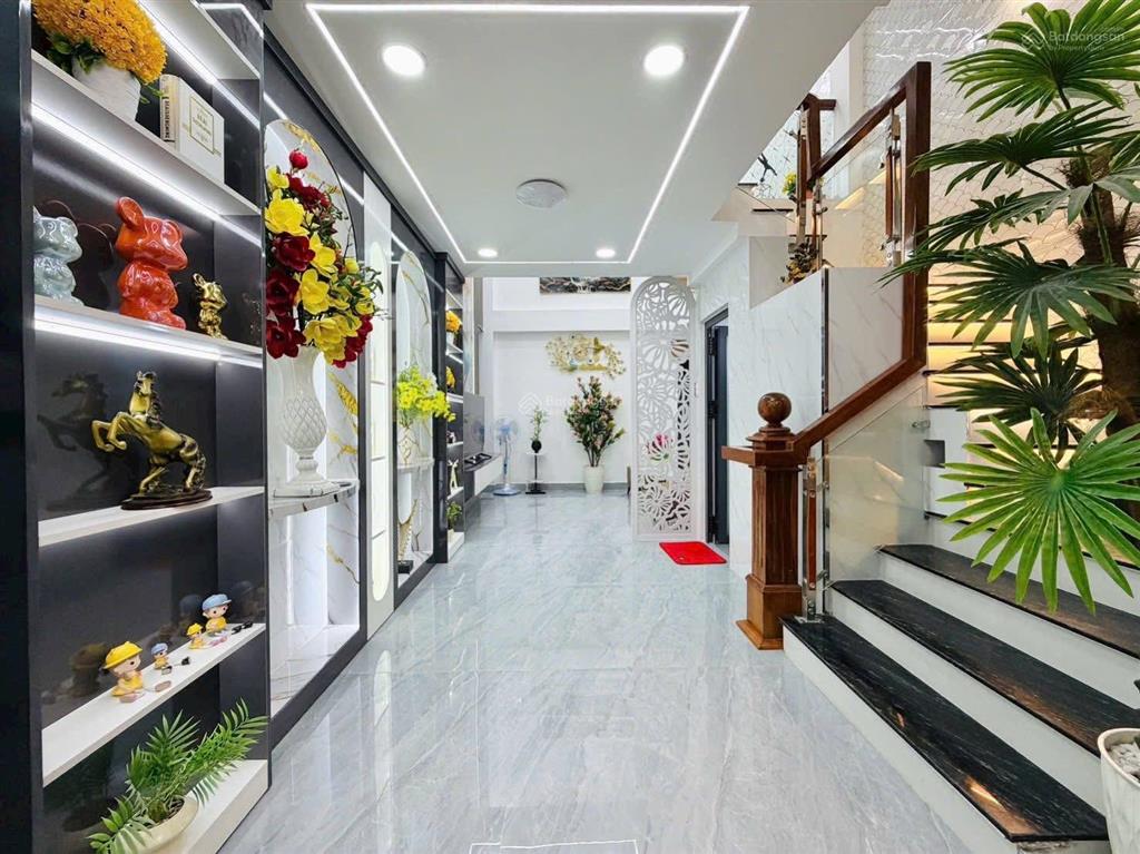 Chủ nhà chuẩn bị định cư nên cần bán gấp căn đường số 9, quận 7, ngay mặt tiền đường, giá chỉ 4 tỷ