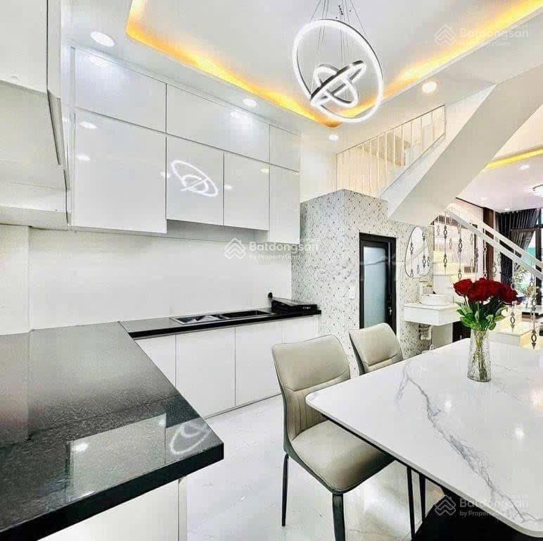 Nhà cao thắng, quận 10, giá chỉ 5 tỷ nhỉnh , ở hay kinh doanh đều phù hợp, hợp đồng thuê 32 triệu