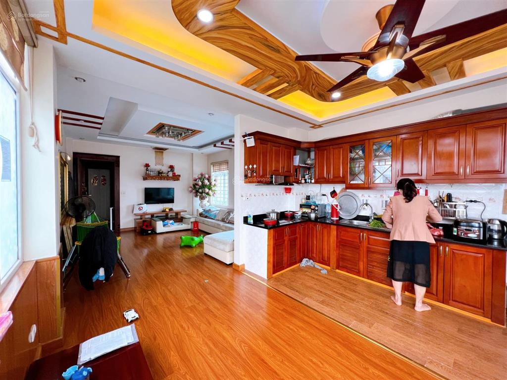 Bán nhà trần thái tông, cầu giấy 56 m2, 10 tỷ, 8 phòng, mới tinh, ô tô 24 chỗ đón đầu ngõ