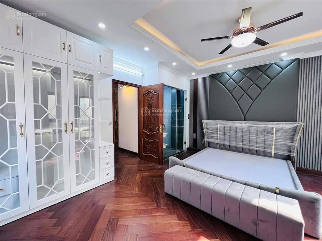 Bán nhà, khúc thừa dụ, cầu giấy 46m2, thang máy, hơn 10 tỷ, mới tinh, xách va li ở luôn, ô tô