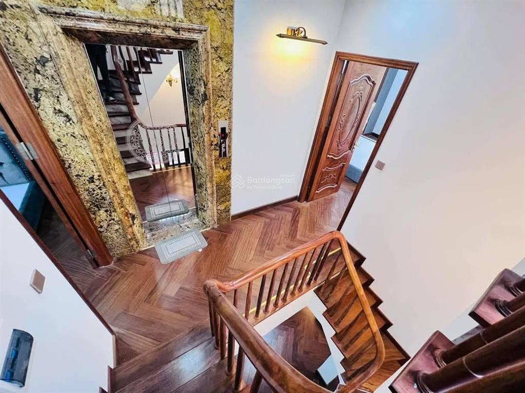 Bán nhà, khúc thừa dụ, cầu giấy 46m2, thang máy, hơn 10 tỷ, mới tinh, xách va li ở luôn, ô tô