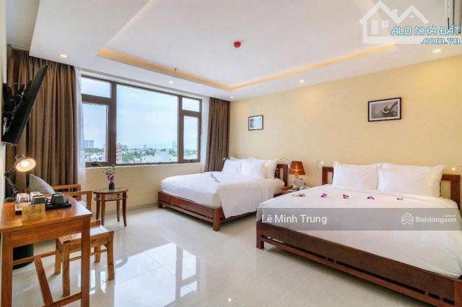 Bán khách sạn chuẩn 4 sao  góc 2 mt lê mạnh trinh  sát biển mỹ khê