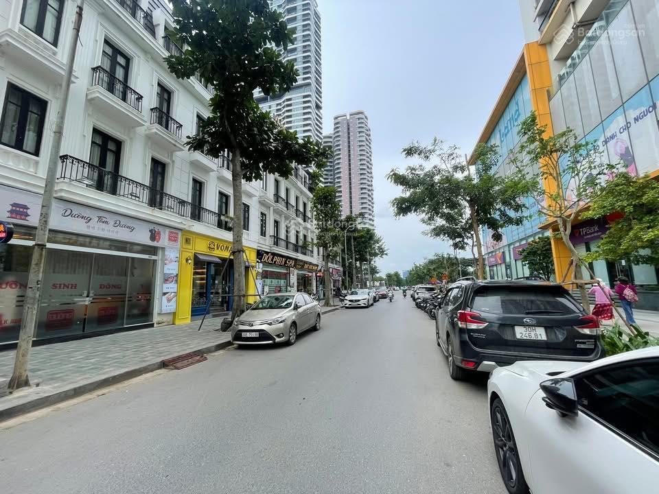 Cần tiền bán căn lk embassy 120m2 đường 60m. giá bán nhanh 63 tỷ. có tl