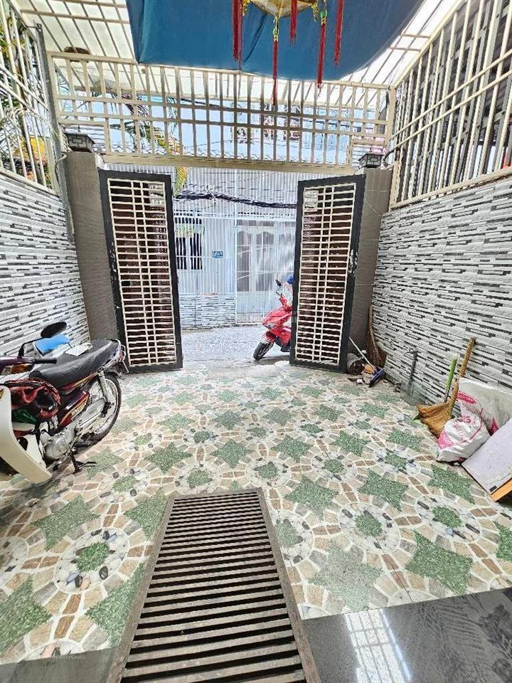 Nhà hẻm xe hơi. ngang 4m dài 18m. 4 tầng 4 phòng. sân thượng, ban công. sổ hồng. chỉ 6,9 tỷ