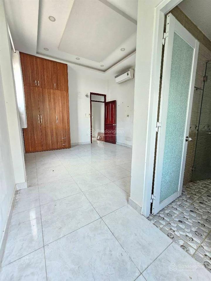 Nhà hẻm xe hơi. ngang 4m dài 18m. 4 tầng 4 phòng. sân thượng, ban công. sổ hồng. chỉ 6,9 tỷ