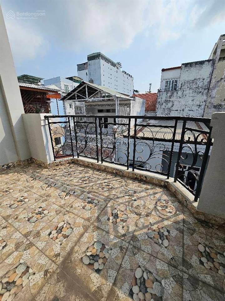 Nhà hẻm xe hơi. ngang 4m dài 18m. 4 tầng 4 phòng. sân thượng, ban công. sổ hồng. chỉ 6,9 tỷ