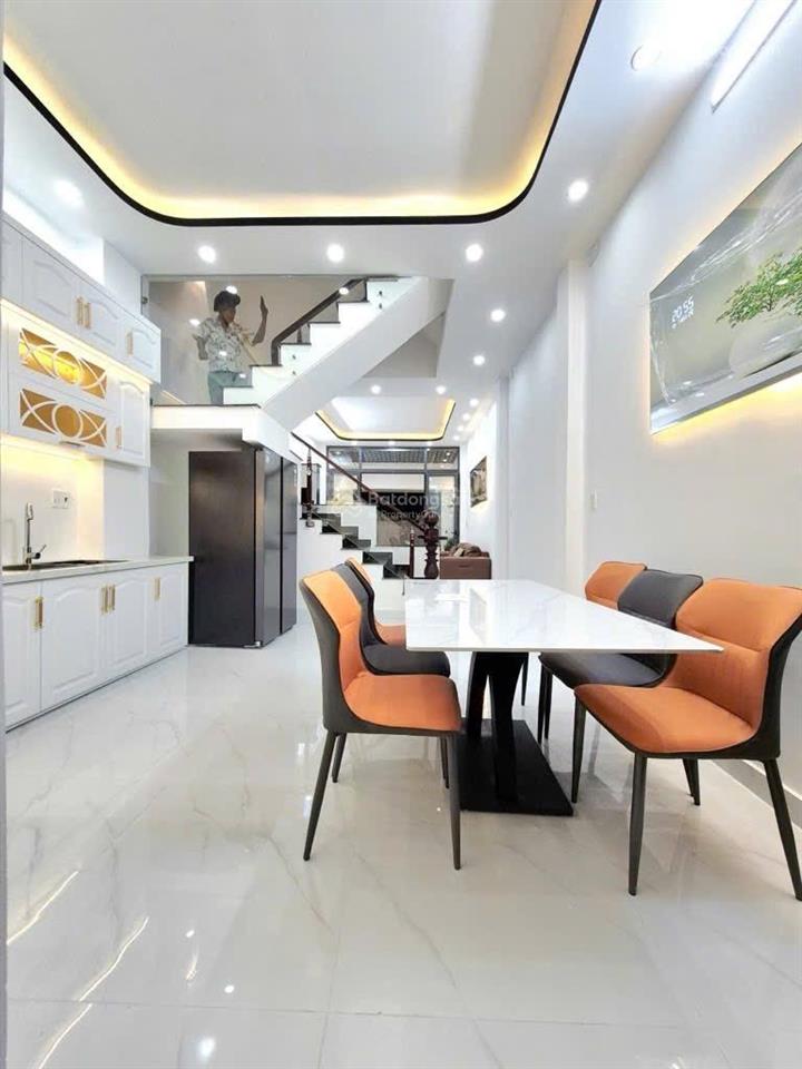 Bán nhà cạnh lotte mart. ngang 4m dài 15m. 3 tầng 4 phòng ngủ. sổ hồng. hoàn công. giá chỉ 5.8 tỷ
