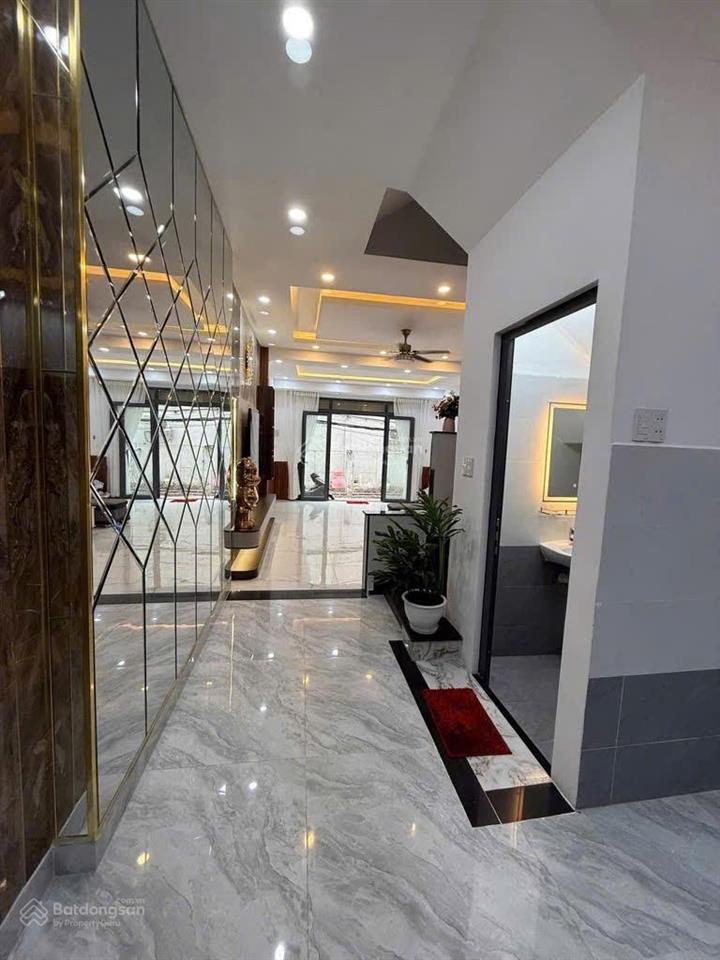 Bán nhà cạnh phú mỹ hưng  dt 5m x 14m  3 tầng 4 pn  shr  tặng nội thất  chỉ 8.05 tỷ