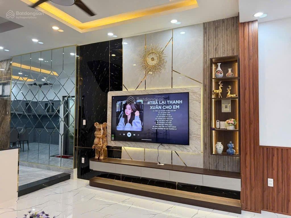 Bán nhà cạnh phú mỹ hưng  dt 5m x 14m  3 tầng 4 pn  shr  tặng nội thất  chỉ 8.05 tỷ