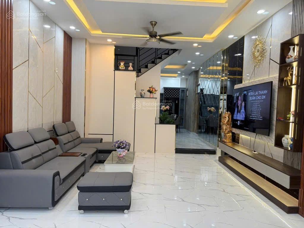 Bán nhà cạnh phú mỹ hưng  dt 5m x 14m  3 tầng 4 pn  shr  tặng nội thất  chỉ 8.05 tỷ