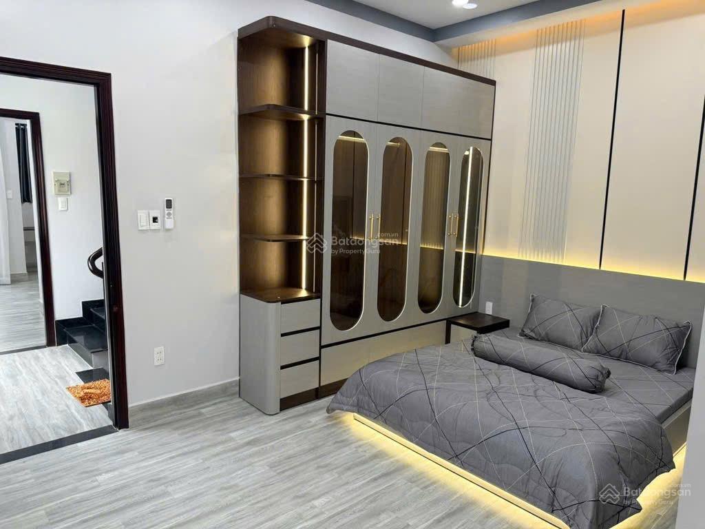 Bán nhà cạnh phú mỹ hưng  dt 5m x 14m  3 tầng 4 pn  shr  tặng nội thất  chỉ 8.05 tỷ