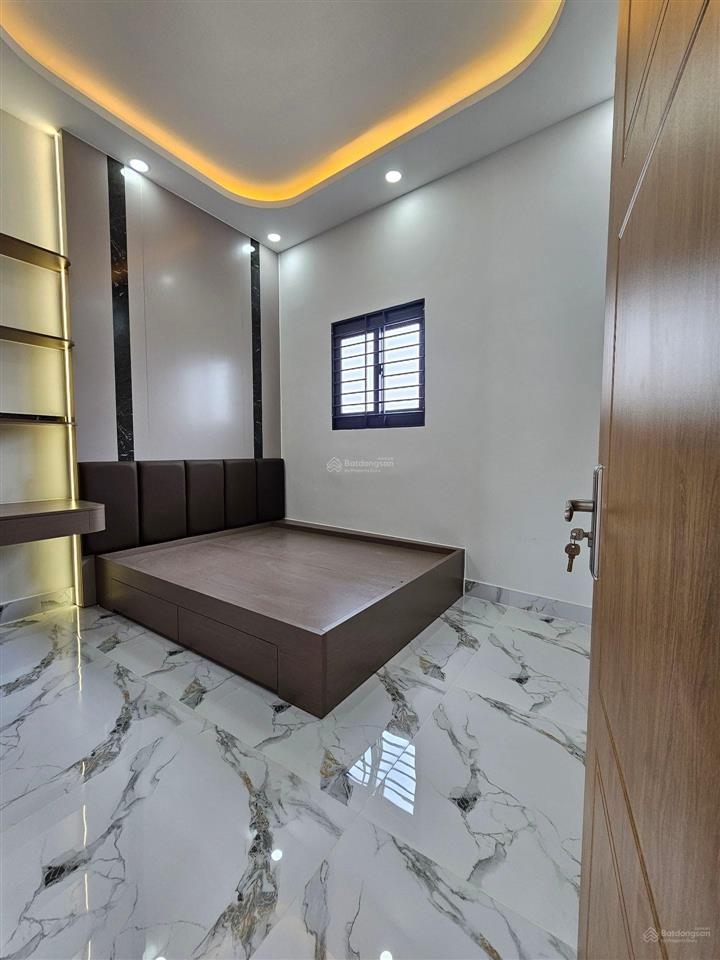 Bán nhà cạnh phú mỹ hưng  hẻm xe hơi  dt  5m x 10m  2 tầng 2pn  shr  hoàn công  chỉ 4,98 t