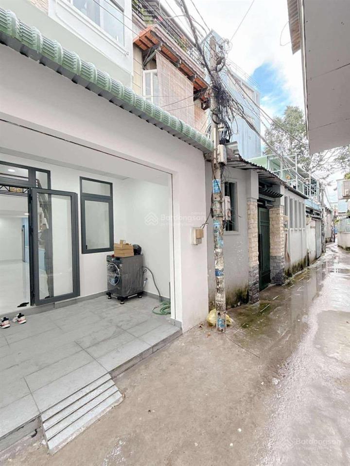 Bán nhà tân thuận. 3 tầng 3 phòng ngủ. dt 54m2. sổ hồng. hẻm thông thoáng. giá chỉ 5,6 tỷ