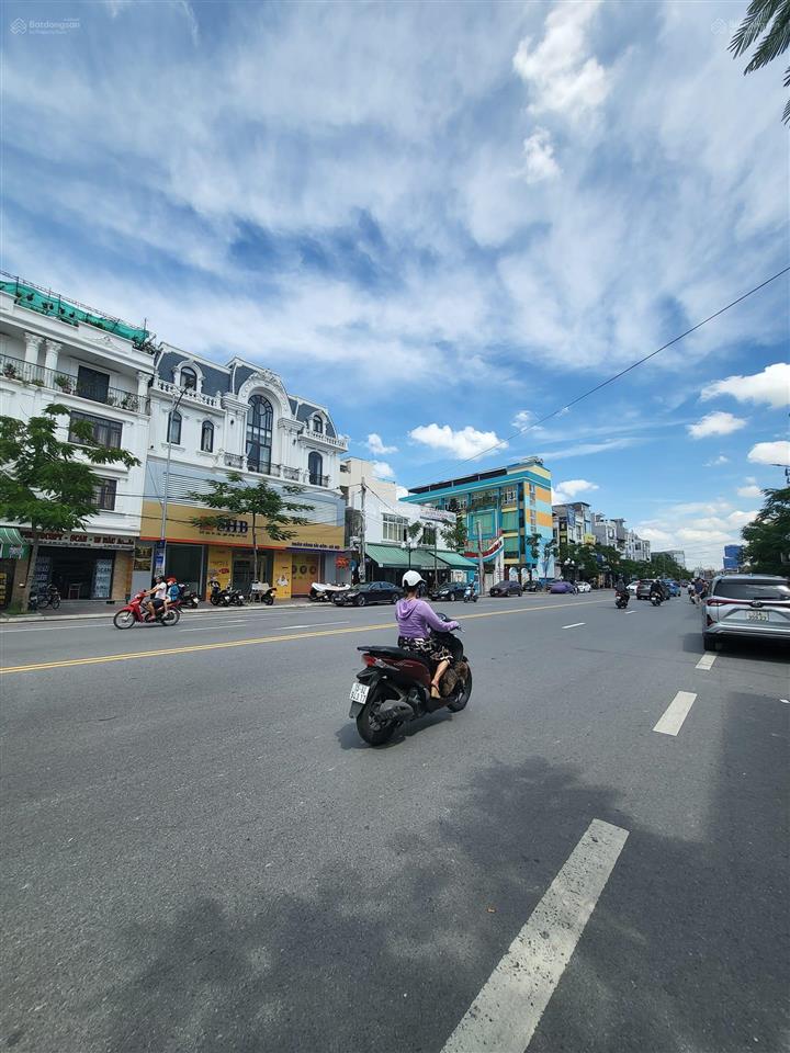 Chủ cần bán đất siêu vip mặt đường tại hồ sen. dt191,3m2  mt 3,5m.